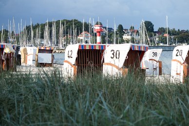 Strandkörbe und Marina