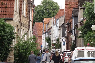 Vollgeparkte Gasse